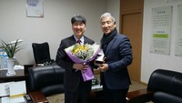 한빛고 교장선생님 공로패 전달