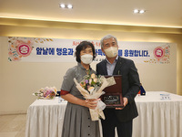 중앙초 교장선생님 퇴임 공로패 전달